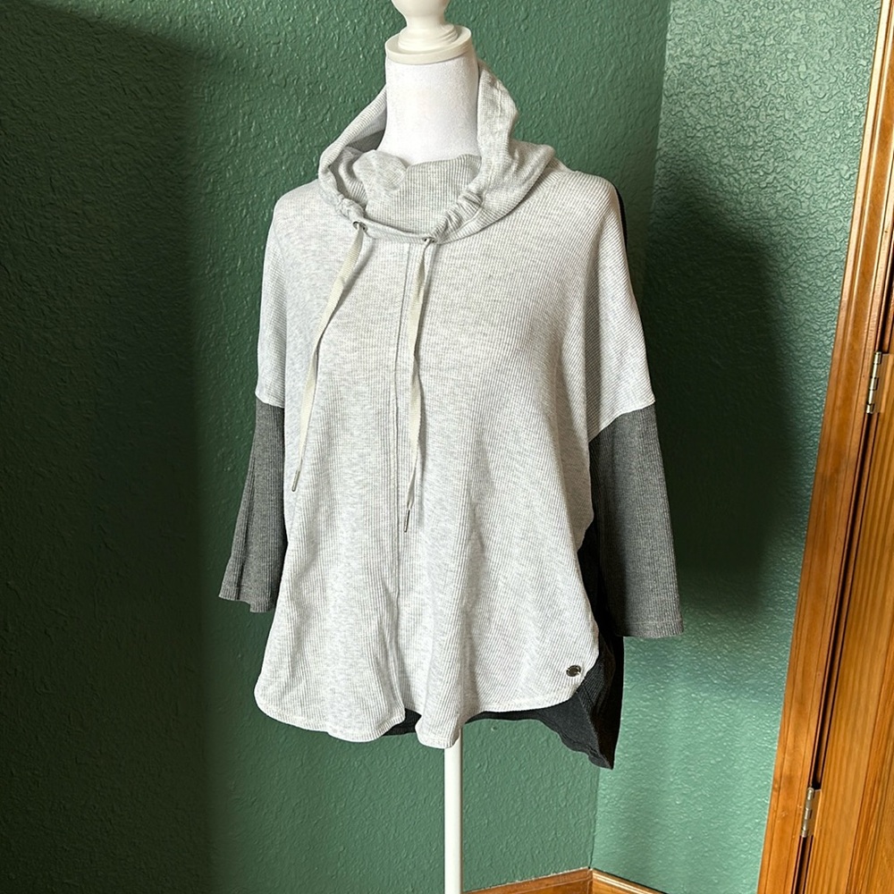 Calvin Klein 3/4 sleeve knit top
Size L Color